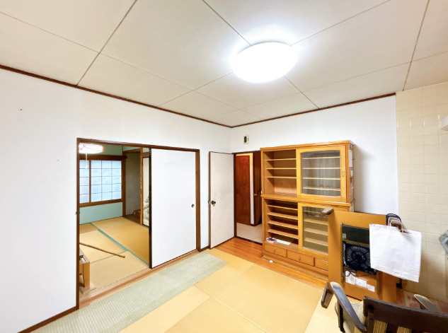 「生活利便施設が身近に揃う快適な住まい」高知市葛島1丁目　中古一戸建てのキッチン|隣接するお部屋とつながる開放的な空間！引き戸を開ければ広々とした一室としても利用可能です。