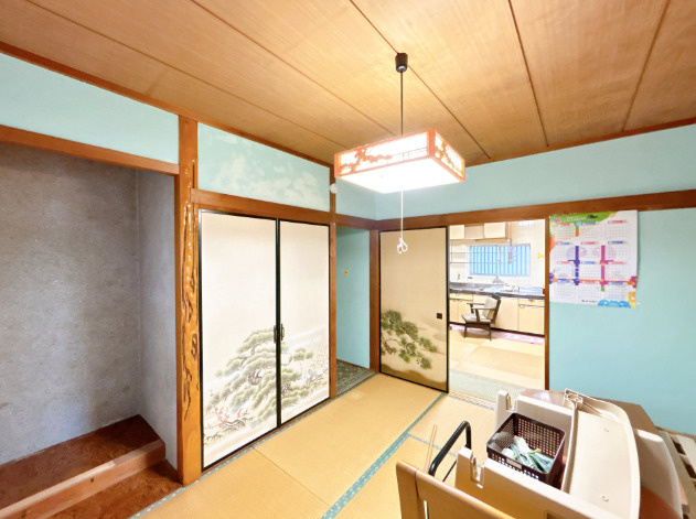 「生活利便施設が身近に揃う快適な住まい」高知市葛島1丁目　中古一戸建ての和室|伝統的な和の風情を感じる続き間！客間としてはもちろん、ファミリーのくつろぎスペースに最適です。