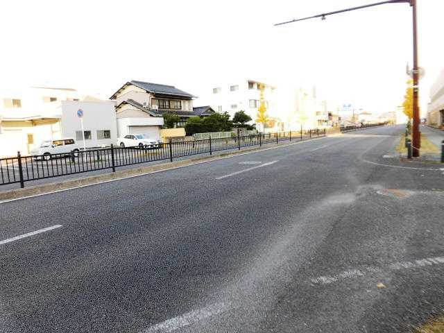 鳴神ビルの駐車場