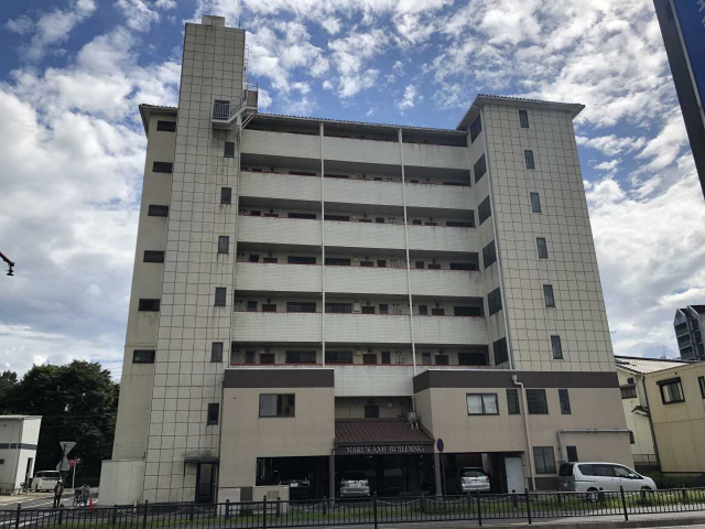 鳴神ビルの外観