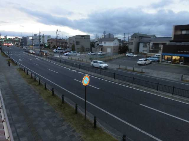 鳴神ビルの駐車場
