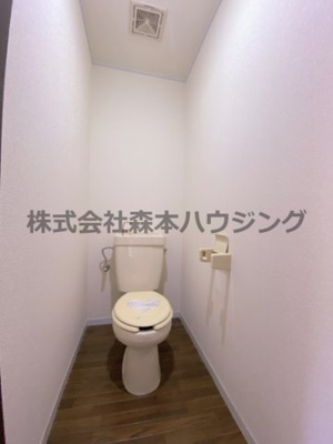 【トイレ】 | 　セピアハイツ | ※反転タイプ別室の写真となります。
　設備内容や色調など相違がある場合は実際のお部屋の現状優先となります。