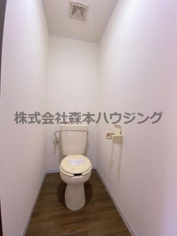 【トイレ】 | 　セピアハイツ | ※反転タイプ別室の写真となります。
　設備内容や色調など相違がある場合は実際のお部屋の現状優先となります。