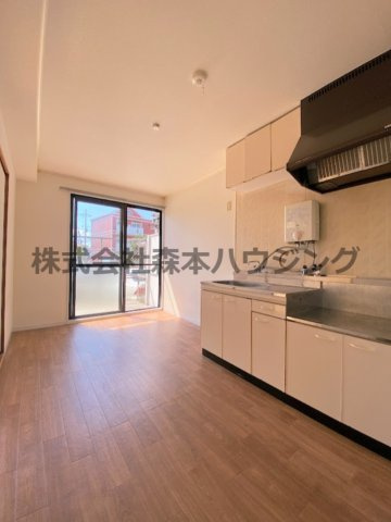 【居間・リビング】 | 　セピアハイツ | ※反転タイプ別室の写真となります。
　設備内容や色調など相違がある場合は実際のお部屋の現状優先となります。