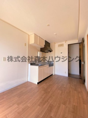 【居間・リビング】 | 　セピアハイツ | ※反転タイプ別室の写真となります。
　設備内容や色調など相違がある場合は実際のお部屋の現状優先となります。