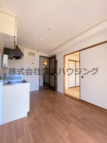 【居間・リビング】 | 　セピアハイツ | ※反転タイプ別室の写真となります。
　設備内容や色調など相違がある場合は実際のお部屋の現状優先となります。