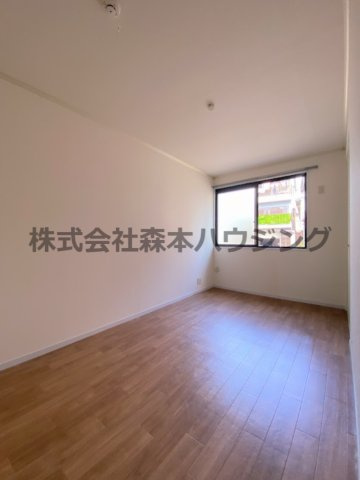 【洋室】 | 　セピアハイツ | ※反転タイプ別室の写真となります。
　設備内容や色調など相違がある場合は実際のお部屋の現状優先となります。