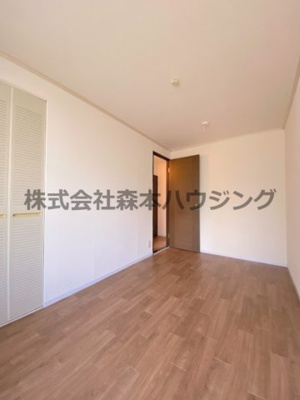 【洋室】 | 　セピアハイツ | ※反転タイプ別室の写真となります。
　設備内容や色調など相違がある場合は実際のお部屋の現状優先となります。