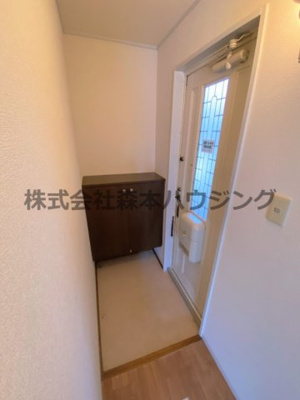 【玄関】 | 　セピアハイツ | ※反転タイプ別室の写真となります。
　設備内容や色調など相違がある場合は実際のお部屋の現状優先となります。