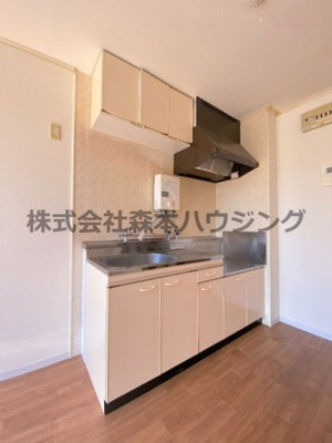 【キッチン】 | 　セピアハイツ | ※反転タイプ別室の写真となります。
　設備内容や色調など相違がある場合は実際のお部屋の現状優先となります。