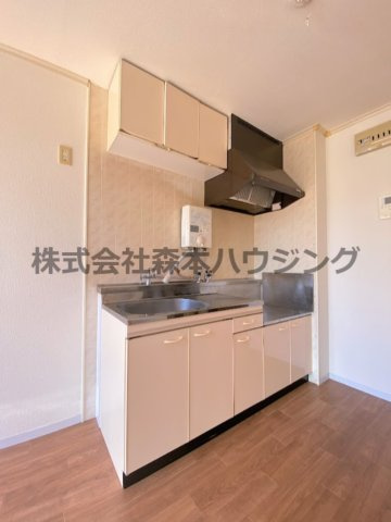 【キッチン】 | 　セピアハイツ | ※反転タイプ別室の写真となります。
　設備内容や色調など相違がある場合は実際のお部屋の現状優先となります。