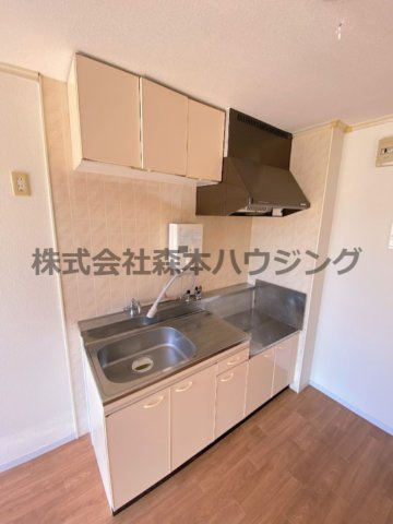 【キッチン】 | 　セピアハイツ | ※反転タイプ別室の写真となります。
　設備内容や色調など相違がある場合は実際のお部屋の現状優先となります。
