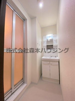 【洗面所】 | 　セピアハイツ | ※反転タイプ別室の写真となります。
　設備内容や色調など相違がある場合は実際のお部屋の現状優先となります。