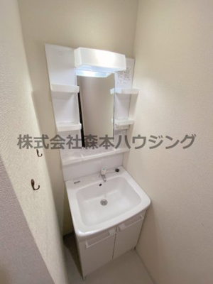 【独立洗面台】 | 　セピアハイツ | ※反転タイプ別室の写真となります。
　設備内容や色調など相違がある場合は実際のお部屋の現状優先となります。