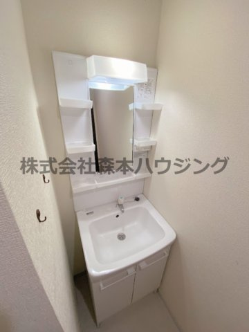 【独立洗面台】 | 　セピアハイツ | ※反転タイプ別室の写真となります。
　設備内容や色調など相違がある場合は実際のお部屋の現状優先となります。