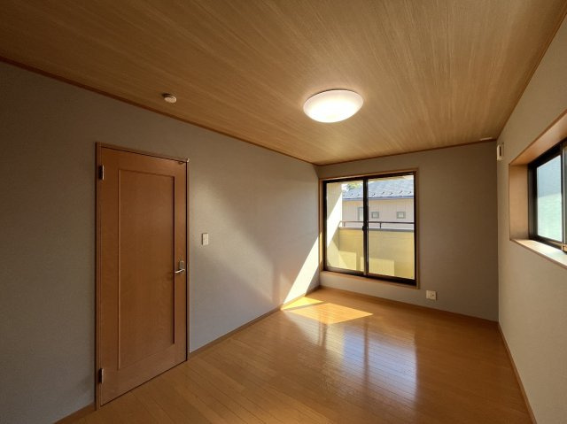 松島町高城字城内一のその他|【2面採光×バルコニー付き洋室】大きな窓からバルコニーへ気軽にアクセスできる明るい居室！お洗濯物やお布団干しもラクラクです。