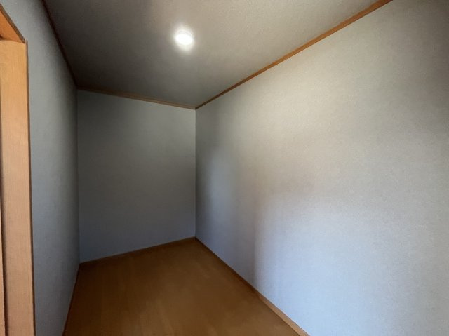 松島町高城字城内一の収納|【大容量ウォークインクローゼット】
お洋服はもちろん、スーツケースや季節物の家電、布団などもまとめて保管できるゆとりのある収納スペース。