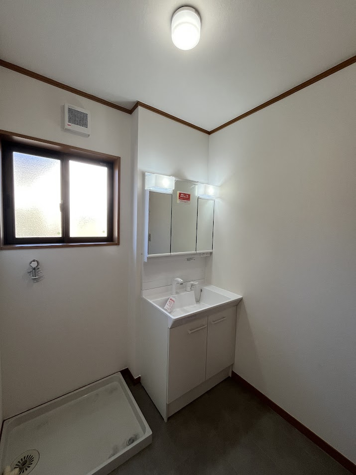 松島町高城字城内一の独立洗面台|【清潔感のある洗面室】収納力のある三面鏡付き洗面化粧台！窓があるため明るく換気もしやすい快適な空間。