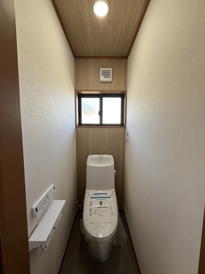 松島町高城字城内一のトイレ|【窓付きで衛生的、心地よいトイレ空間】
暗くなりがちなトイレをパッと明るく演出する、換気窓付きの空間