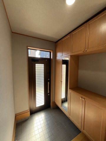 松島町高城字城内一の玄関|【収納豊富なすっきり玄関】ご家族全員の靴をたっぷり収納できる、大型のシューズボックスを完備。姿見（鏡）が付いているため、お出かけ前の身だしなみチェックもスムーズ！