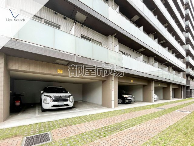 スカイコートパレス大島の駐車場