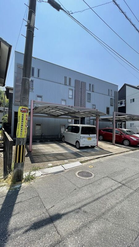サクセス127の駐車場