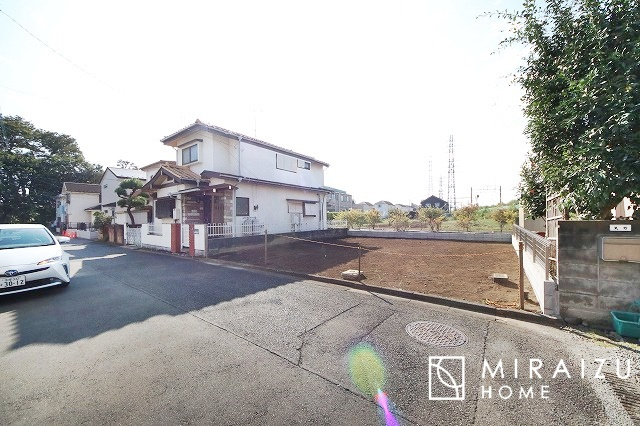 【前面道路含む現地写真】 | 暮らしやすさを考えたプランで快適な現地ロケーションを実現。安らぎに満たされる、ゆとりのある日々を過ごせます♪