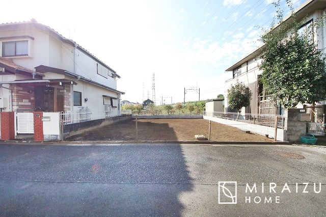 【前面道路含む現地写真】 | 暮らしやすさを考えたプランで快適な現地ロケーションを実現。安らぎに満たされる、ゆとりのある日々を過ごせます♪