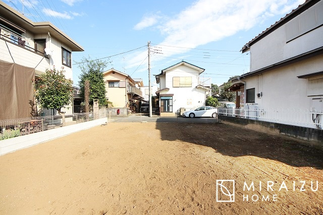 【外観】 | 青く澄み渡った綺麗な空と、陽の光をたっぷりと受ける、そんな新築住宅で新生活をスタートしてみませんか？見学・ご相談等、ミライズホーム(株)までお気軽にご連絡下さい。