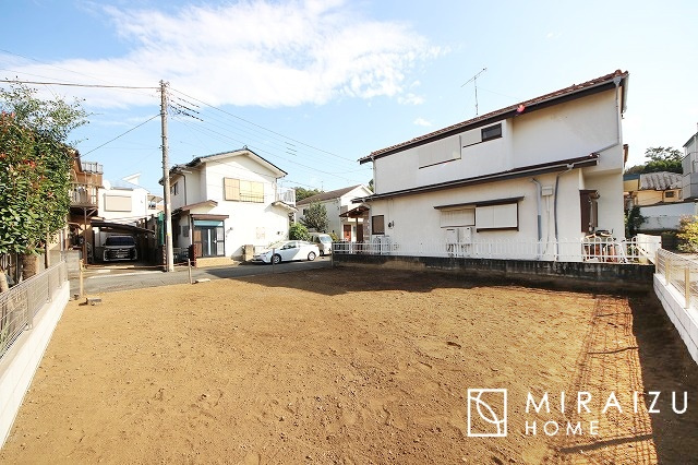 【前面道路含む現地写真】 | 閑静な住宅街で叶える穏やかな生活。大切な家族に笑顔を。大切な家族に安らぎを。家族の絆が深まる、そんなお家です。