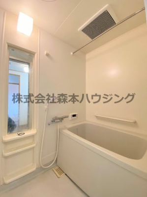 【浴室】 | 　欅ガーデン | ※同タイプ別室の写真を使用しています。
　設備内容や色調など相違がある場合は実際のお部屋の現状優先となります。