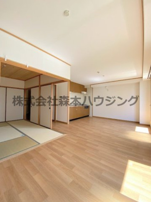【居間・リビング】 | 　欅ガーデン | ※同タイプ別室の写真を使用しています。
　設備内容や色調など相違がある場合は実際のお部屋の現状優先となります。