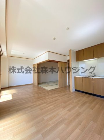 【居間・リビング】 | 　欅ガーデン | ※同タイプ別室の写真を使用しています。
　設備内容や色調など相違がある場合は実際のお部屋の現状優先となります。