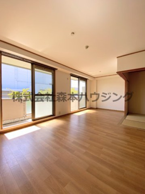 【居間・リビング】 | 　欅ガーデン | ※同タイプ別室の写真を使用しています。
　設備内容や色調など相違がある場合は実際のお部屋の現状優先となります。