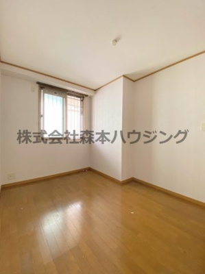 【洋室】 | 　欅ガーデン | ※同タイプ別室の写真を使用しています。
　設備内容や色調など相違がある場合は実際のお部屋の現状優先となります。