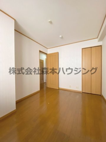 【洋室】 | 　欅ガーデン | ※同タイプ別室の写真を使用しています。
　設備内容や色調など相違がある場合は実際のお部屋の現状優先となります。