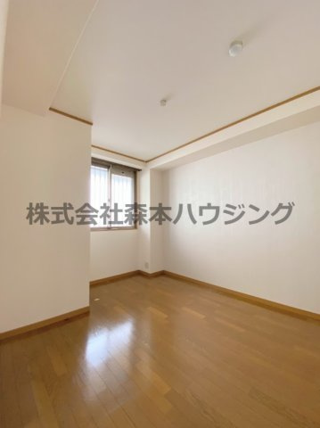 【洋室】 | 　欅ガーデン | ※同タイプ別室の写真を使用しています。
　設備内容や色調など相違がある場合は実際のお部屋の現状優先となります。