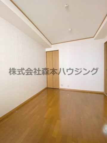 【洋室】 | 　欅ガーデン | ※同タイプ別室の写真を使用しています。
　設備内容や色調など相違がある場合は実際のお部屋の現状優先となります。