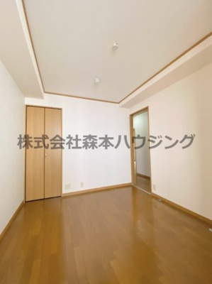 【洋室】 | 　欅ガーデン | ※同タイプ別室の写真を使用しています。
　設備内容や色調など相違がある場合は実際のお部屋の現状優先となります。