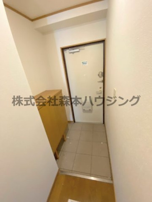 【玄関】 | 　欅ガーデン | ※同タイプ別室の写真を使用しています。
　設備内容や色調など相違がある場合は実際のお部屋の現状優先となります。
