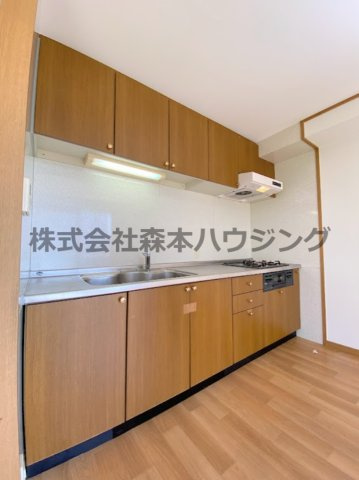 【キッチン】 | 　欅ガーデン | ※同タイプ別室の写真を使用しています。
　設備内容や色調など相違がある場合は実際のお部屋の現状優先となります。