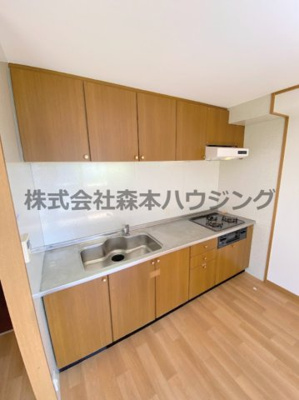 【キッチン】 | 　欅ガーデン | ※同タイプ別室の写真を使用しています。
　設備内容や色調など相違がある場合は実際のお部屋の現状優先となります。