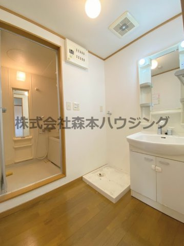 【洗面所】 | 　欅ガーデン | ※同タイプ別室の写真を使用しています。
　設備内容や色調など相違がある場合は実際のお部屋の現状優先となります。