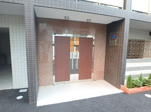 中野区大和町１丁目の賃貸マンションのエントランス