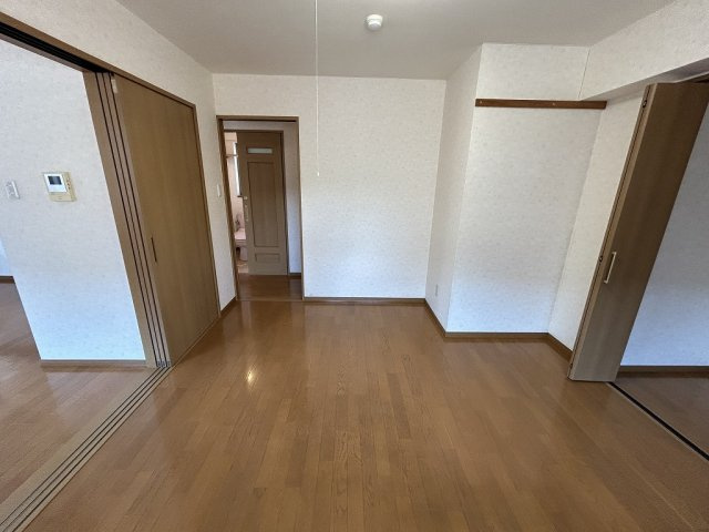 レイバーハイツの洋室|＊間取り反転の場合あり
内装が若干異なる場合がございます