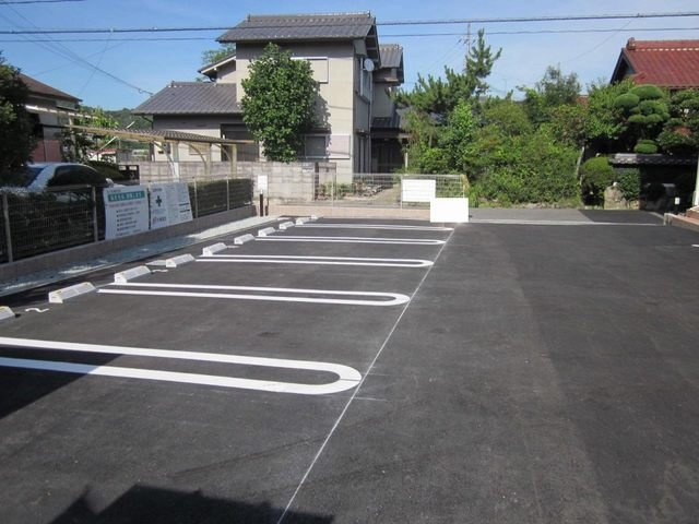 ポム・ドゥ・テールの駐車場