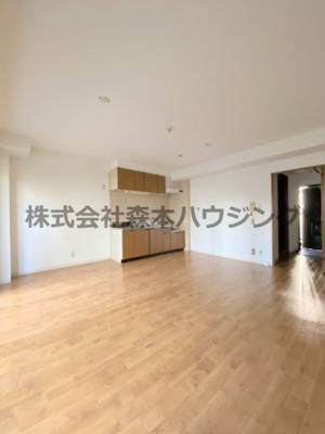 【居間・リビング】 | 　サンライズ早子 | ※反転タイプ別室の写真となります。
　設備内容や色調など相違がある場合は実際のお部屋の現状優先となります。