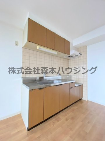 【キッチン】 | 　サンライズ早子 | ※反転タイプ別室の写真となります。
　設備内容や色調など相違がある場合は実際のお部屋の現状優先となります。