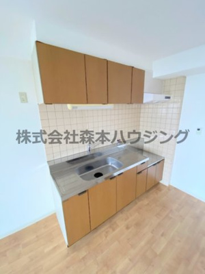【キッチン】 | 　サンライズ早子 | ※反転タイプ別室の写真となります。
　設備内容や色調など相違がある場合は実際のお部屋の現状優先となります。