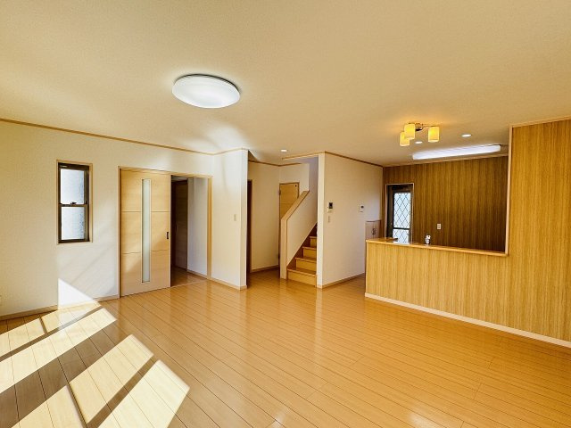 八王子市　大谷町　中古戸建ての居間・リビング|～20.6帖の明るいLDKで、家族団欒の時間をお過ごしいただけます～